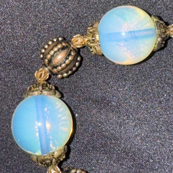 White Chalcedony Gold Beads Bracelet New without Tags - Picture 3 of 3